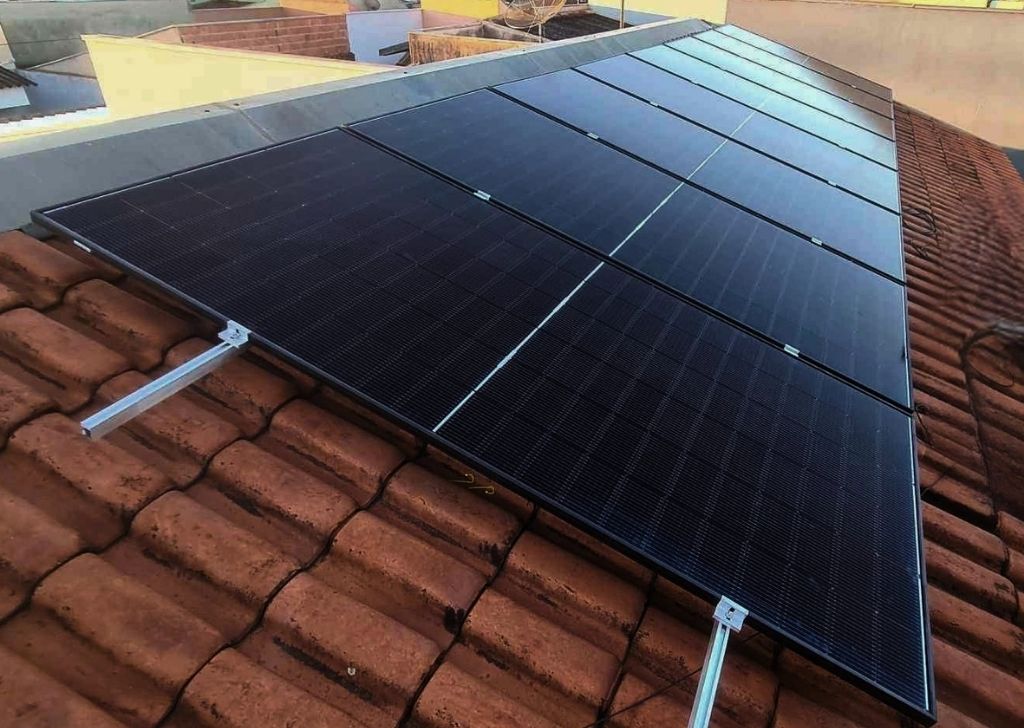 Projeto realizado pela MABIN Energia solar em Orlândia/SP, com capacidade instalada de 3,68kWp, 08 módulos 460W e 01 inversor 3kWp.