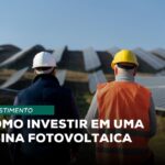 Profissionais observam uma instalação de painéis solares