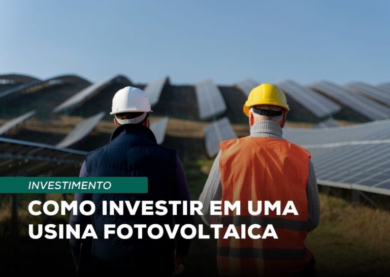 Profissionais observam uma instalação de painéis solares