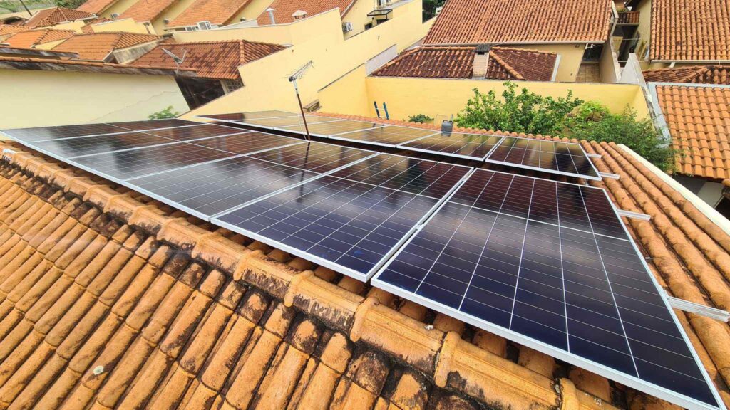 Módulos fotovoltaicos instalados pela MABIN em telhado de Ribeirão Preto, primeira perspectiva
