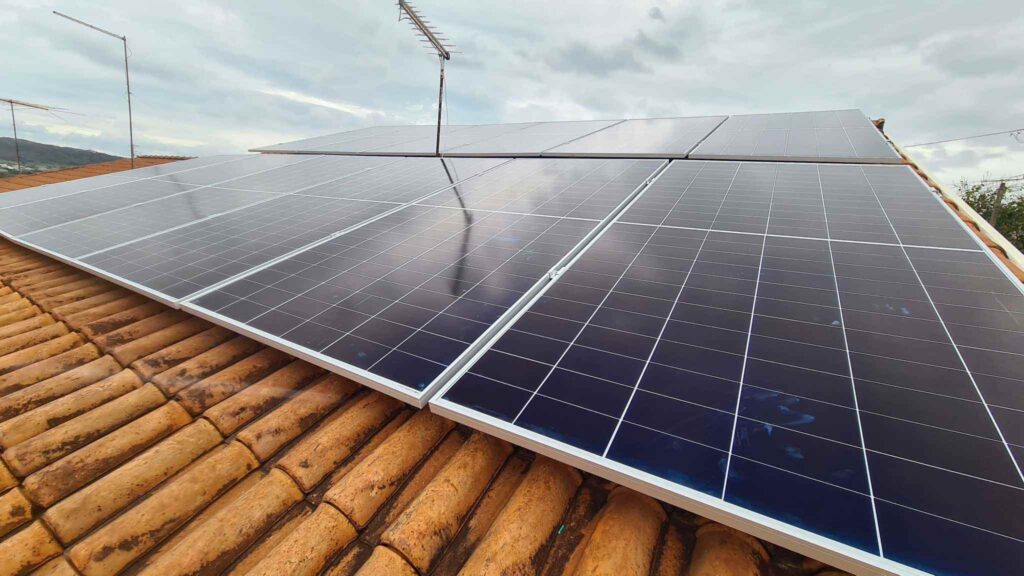 Módulos fotovoltaicos instalados pela MABIN em telhado de Ribeirão Preto, segunda perspectiva